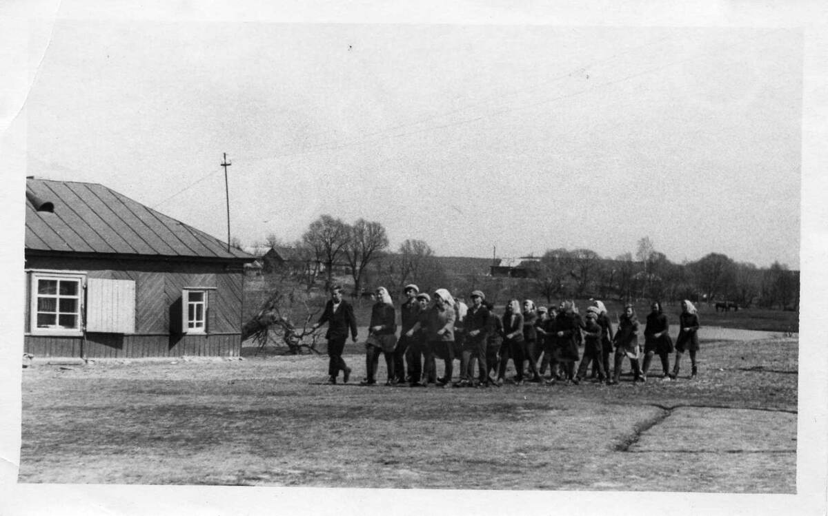 Сегодня на месте магазина бурьян и заросли из тополя и ивы.