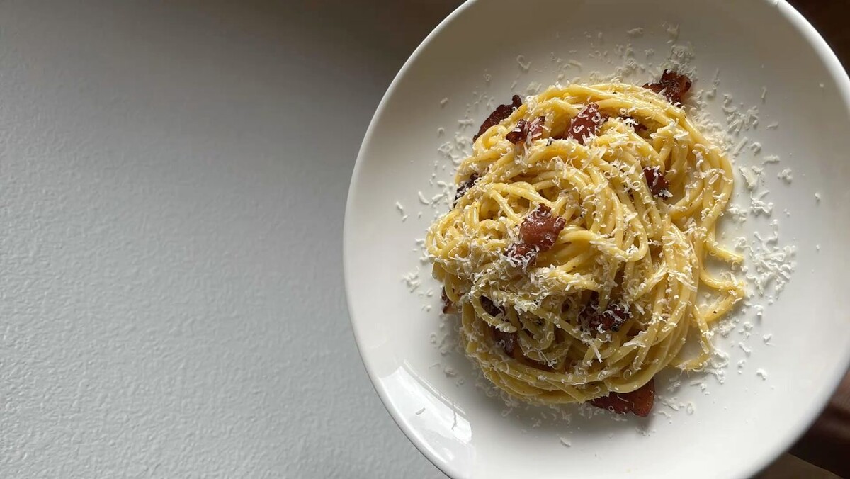 Этот итальянский рецепт пасты карбонара, простой в приготовлении и невероятно вкусный.