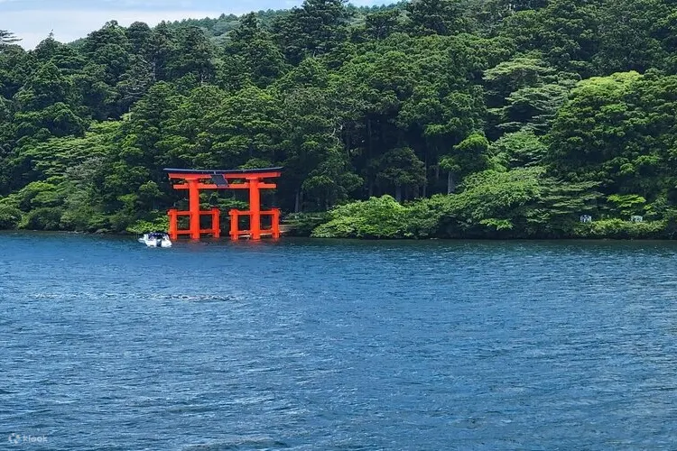 Вид на плавучие ворота Торри с озера Аши