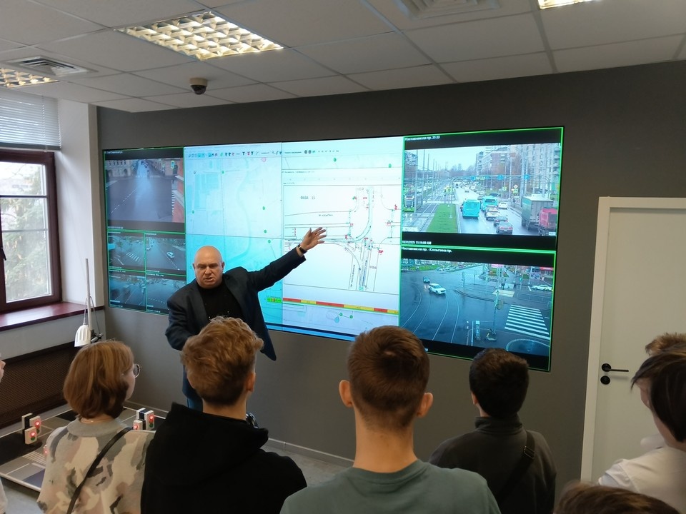    В центре управления могут дотянуться до каждого светофора. Фото: Дмитрий Попов.