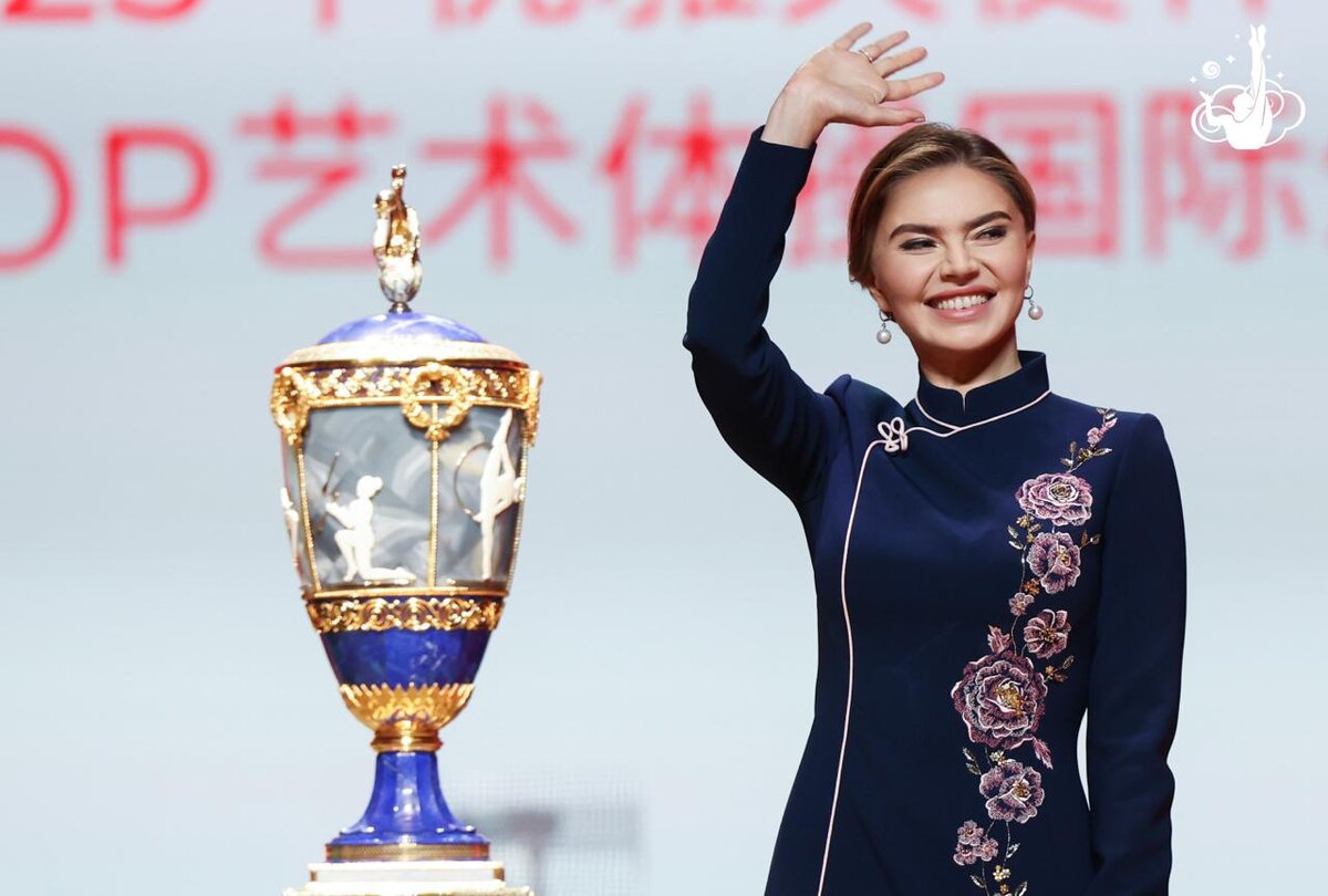     Олимпийская чемпионка, президент Международной Ассоциации «Небесная грация» с главным трофеем соревнований Фото:@skygraceacademy