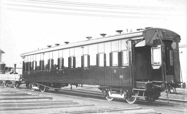 4-х осн. пассажирский вагон 3 класса Харьково-Николаевской ж. д. со створным углом.