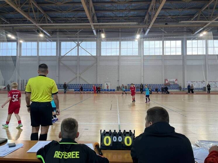     На легкоатлетическом манеже встретились 24 команды. фото: пресс-служба правительства Мурманской области.