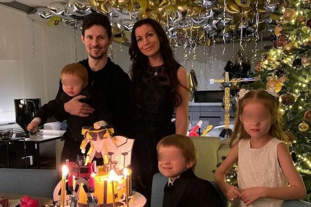    Павел Дуров и Ирина Болгар с детьми. Фото: социальные сети