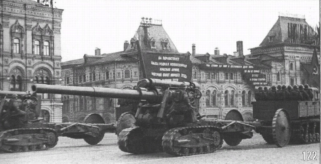 152-мм пушка Бр-2 на параде на Красной площади в Москве..jpg