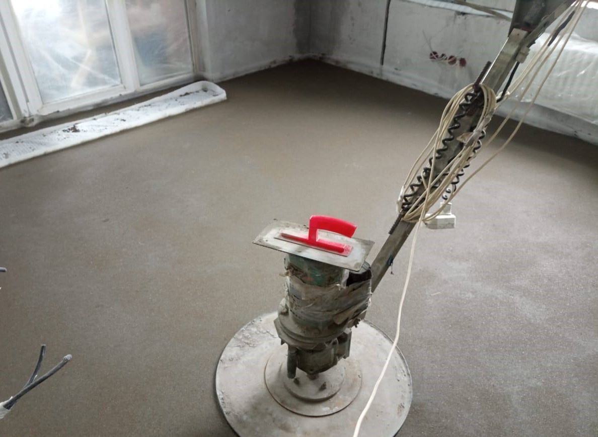 Ровная полусухая стяжка без трещин при использовании пластификаторов