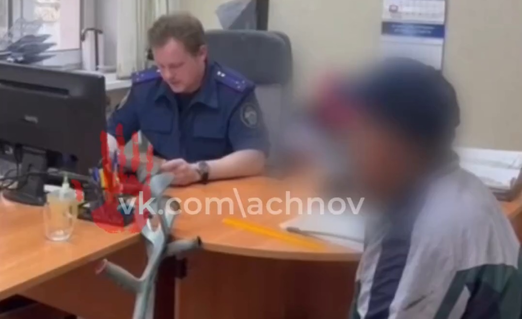 Один из задержанных на допросе