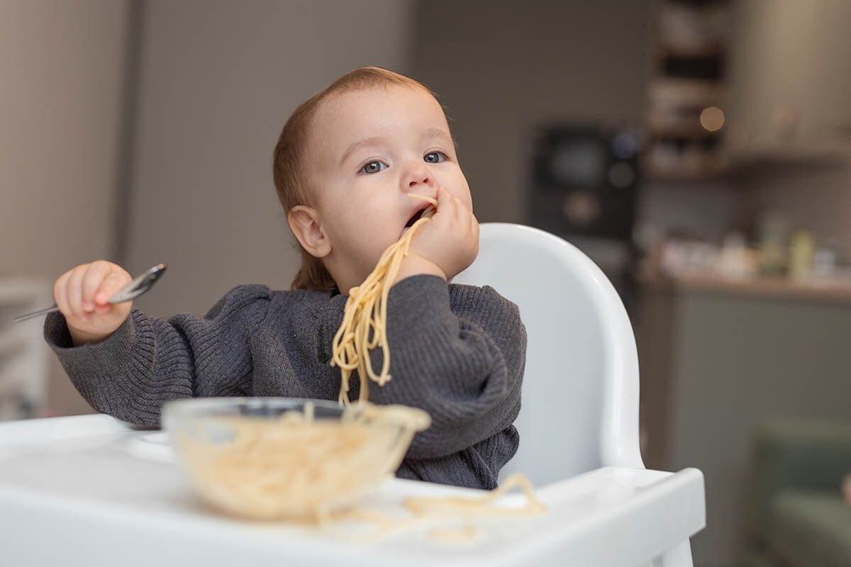 Ребенок учится есть самостоятельно настоящую, взрослую еду — наберитесь терпения. Источник: Leka Sergeeva / Shutterstock / FOTODOM📷
