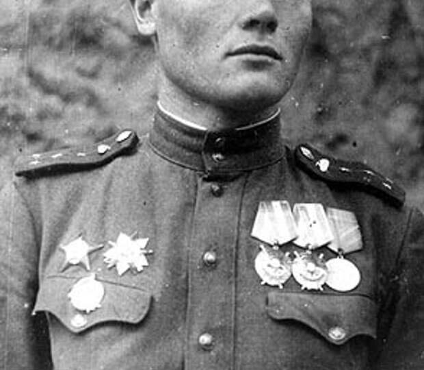 «Мы уже без наводки стреляли, чтобы снаряд взрывался перед нами». Героическая история неравного боя расчета «полковушки» Николая Шишкина