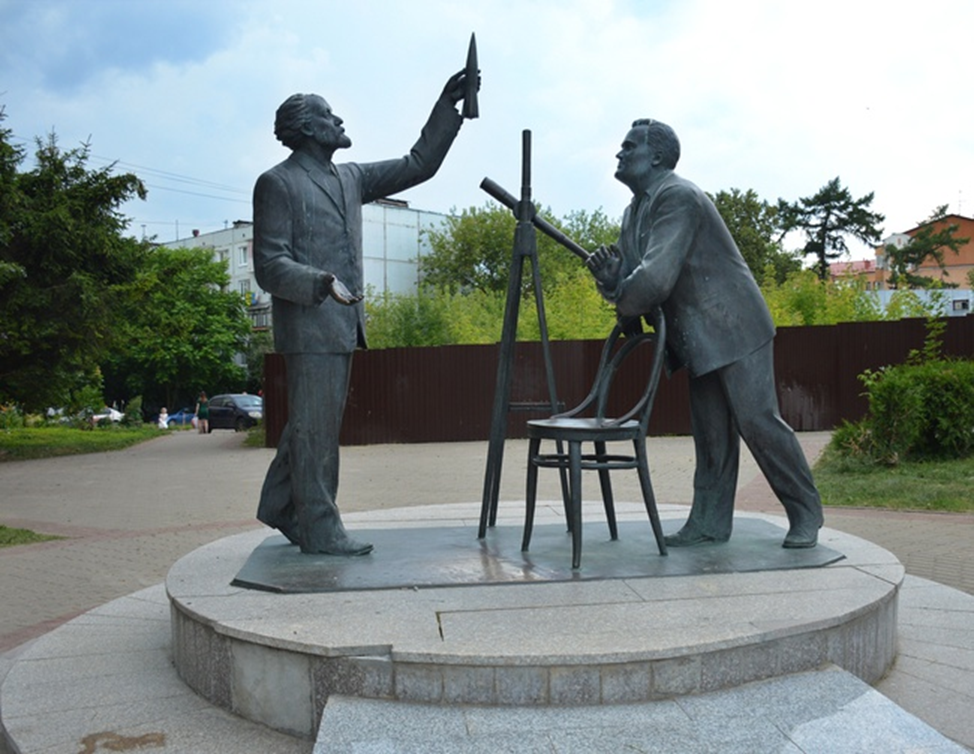 Калуга. Константин Циолковский и Сергей Королёв обсуждают вопрос, есть ли жизнь на Марсе и как её добыть. Фото моё