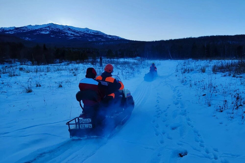    Спасатели к месту поисков Усольцевых ездят на снегоходах. Фото: КГКУ «Спасатель»