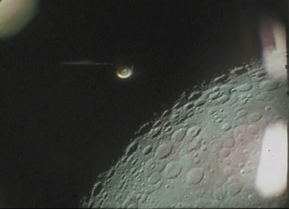 Возможно, вместе с американцами на Луну летали и инопланетяне. Или вылетели их встречать.