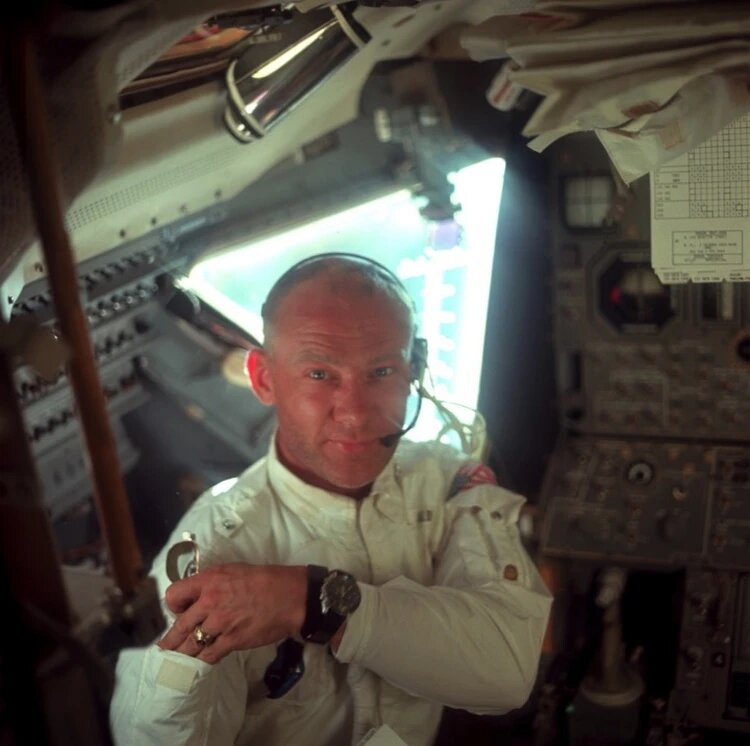 Базз Олдрин по дороге к Луне видел много странного.