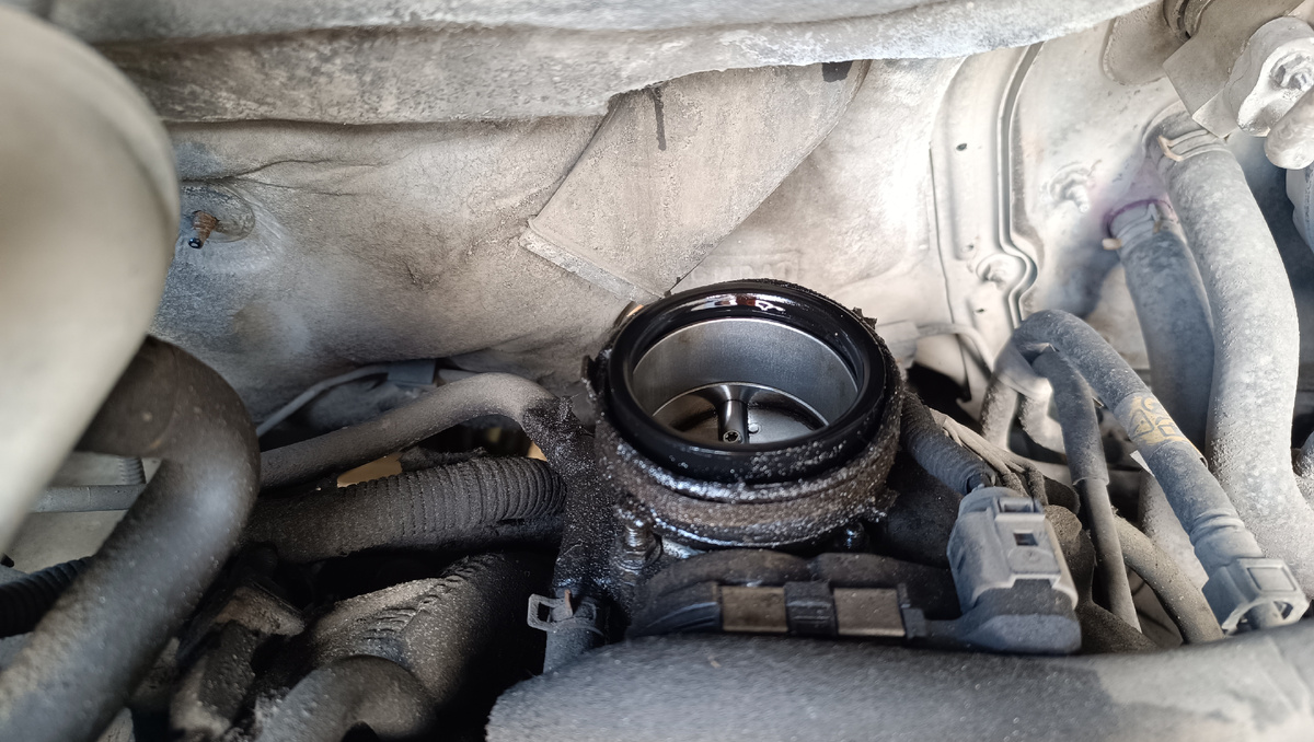 «Треснутое стекло и запах гари в салоне казались мелочами. Я не знал, что это начало детективной истории с капремонтом, исчезающими деталями и 3D-печатью, которая растянется на тысячи километров от Крыма до Петербурга.»