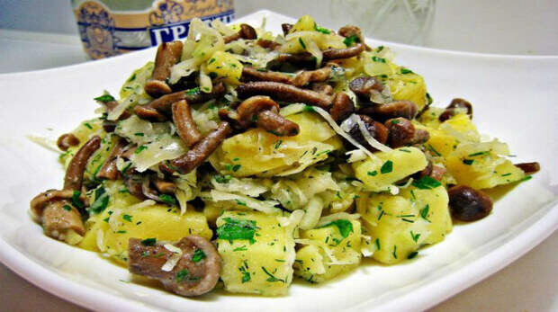 Рецепт Минского салата с селедкой, картошкой и жареными шампиньонами. Ингредиенты:Картофель 2-3 шт. (отварить, очистить, нарезать кубиками)Шампиньоны 150-300 г (обжарить на растительном масле)Лук репчатый 1 шт. (лучше немного обжарить или мариновать)Селедка (филе, порезать на кусочки)Квашеная капуста примерно 150-200 гРастительное масло для жарки и заправкиСоль, перец по вкусуЗелень по желаниюПриготовление:Отварить картофель в мундире, остудить и нарезать кубиками.Обжарить шампиньоны на растительном масле до золотистого цвета.Нарезать лук и, по желанию, немного обжарить или замариновать.В миске смешать картофель, шампиньоны, лук, квашеную капусту и селедку.Посолить, поперчить по вкусу, заправить растительным маслом и аккуратно перемешать.По желанию добавить зелень для аромата.Этот салат получается сытным и вкусным, сочетая в себе пикантность селедки и квашеной капусты с нежностью картофеля и ароматом грибов