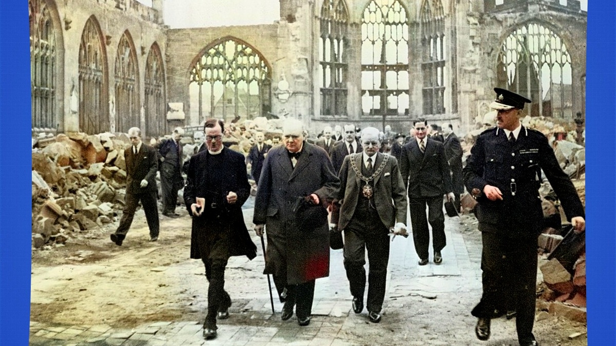 Уинстон Черчилль посещает руины собора Святого Михаила в 1941 году