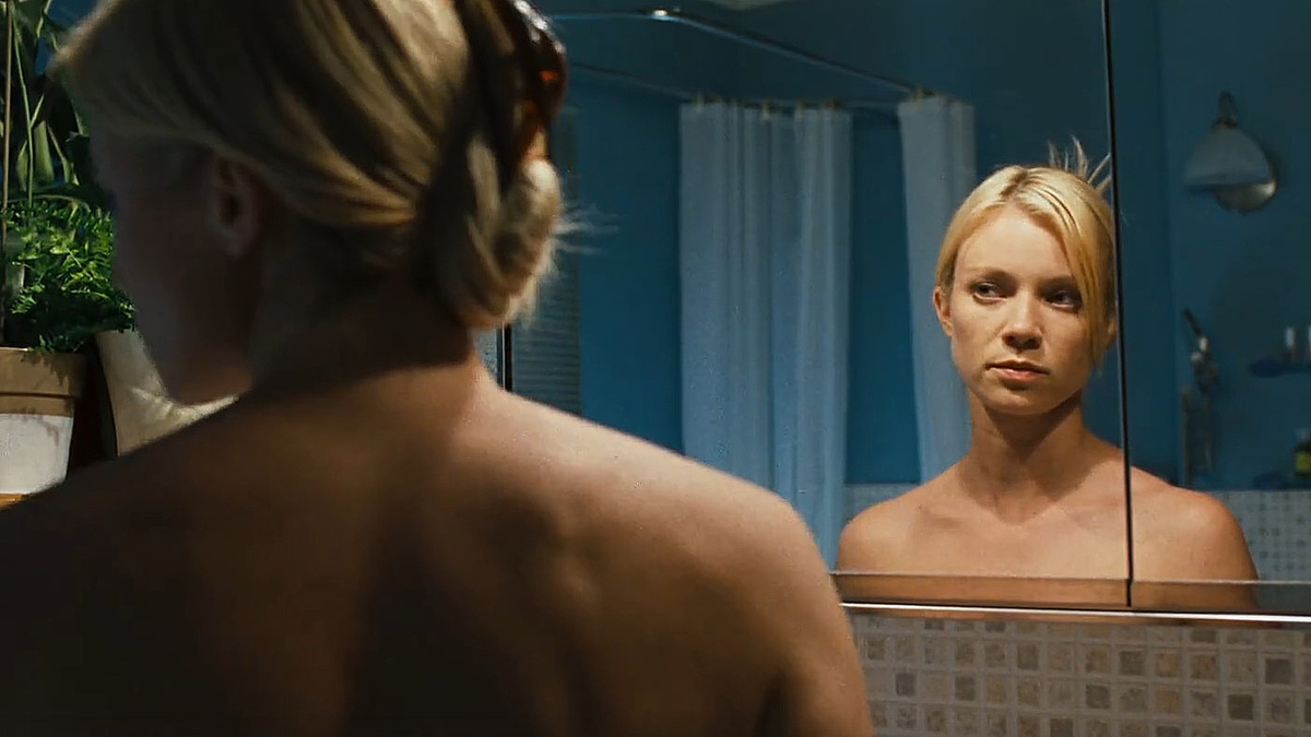 Кадр из фильма "Зеркала" ( 2008)