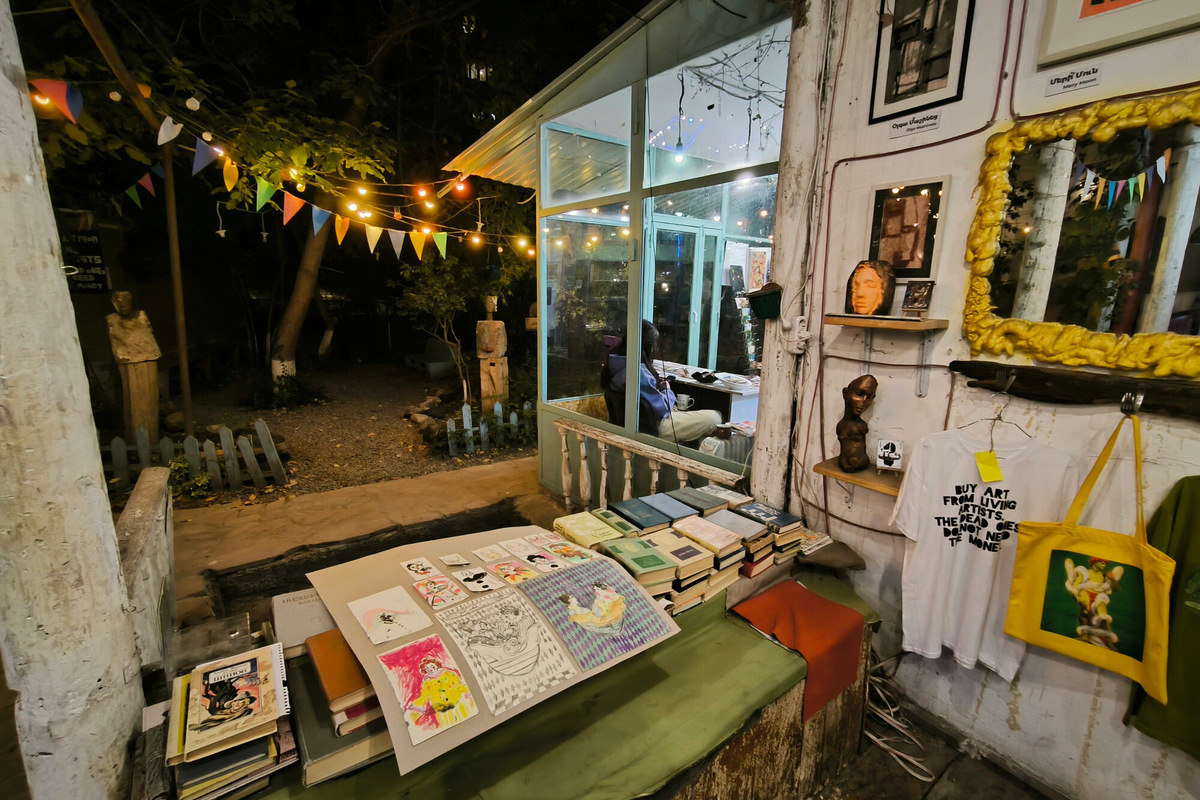 Это место родилось как сквот художников, а теперь здесь творческий кластер с галереей, магазинами и кафе. Фото: Алина Краснова