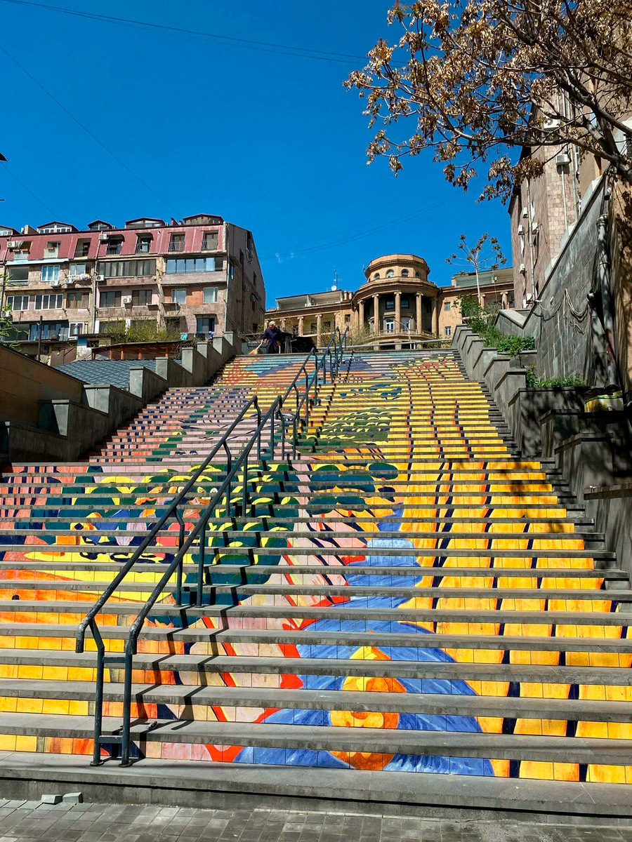 Во время реконструкции 2024 года на ступенях мозаикой выложили узнаваемую картину Сарьяна «Армения». Фото: Доширак Доширакович / Яндекс Карты