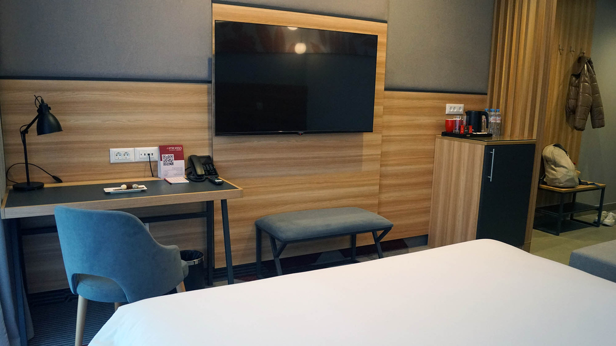 В номере есть вся необходимая для комфортного отдыха техника: телевизор, холодильник, чайник, утюг, фен