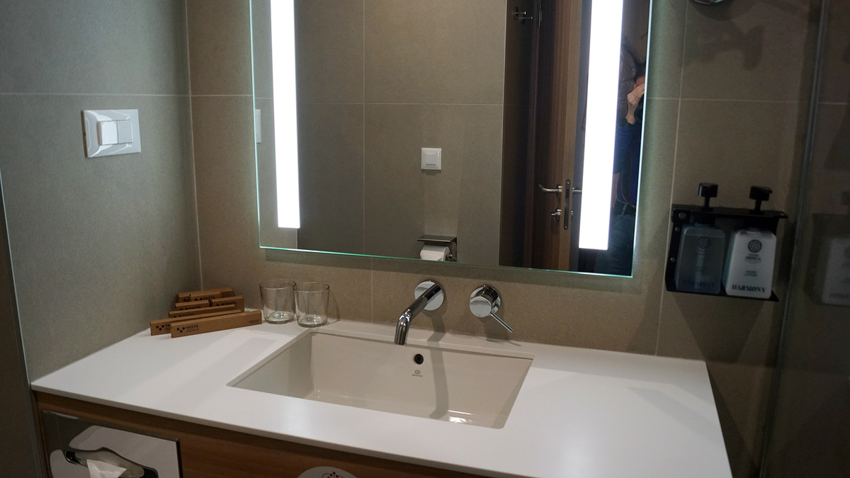 В санузле: наборы для бриться и снятия макияжа, расчески, зубные пасты и щетки, шапочки для душа