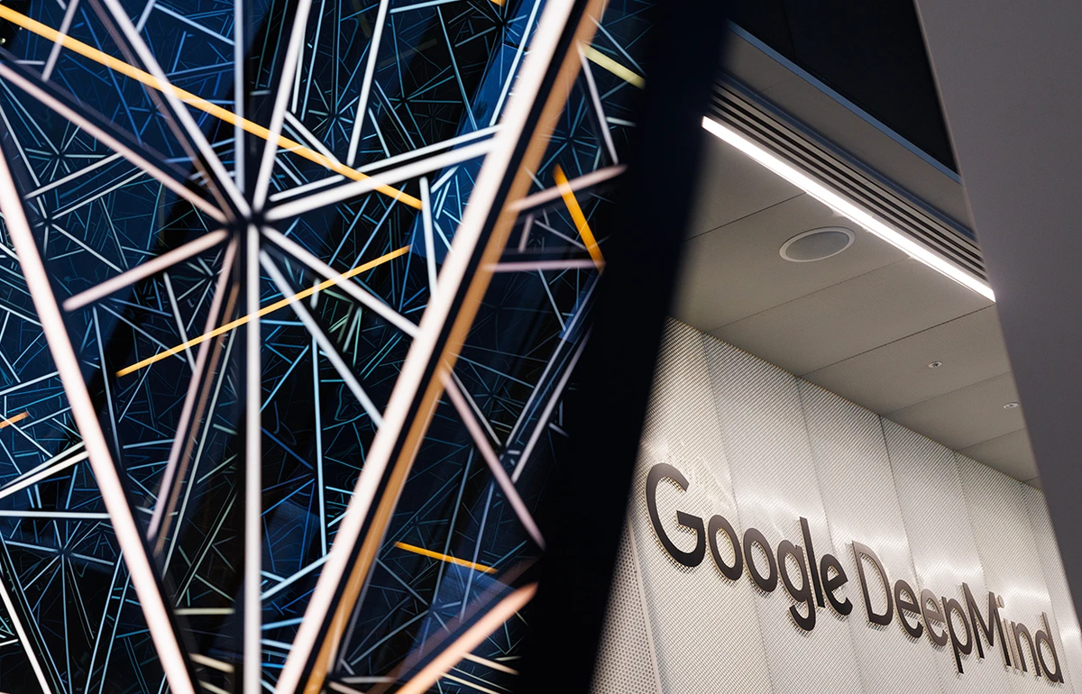 Абстрактная металлическая скульптура занимает центральное место в лондонской штаб-квартире Google DeepMind. Фото: Дэн Китвуд/Getty