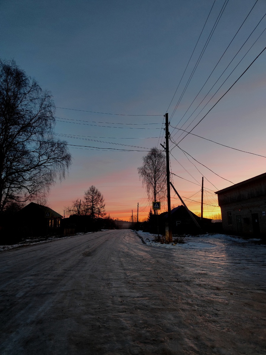 Дорога как зеркало, один сплошной лёд, от деревни к деревне. 