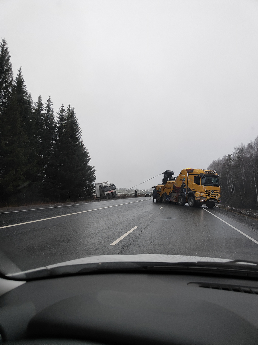 Из-за гололеда улетела фура, пришлось стоять ждать пока вытащат
