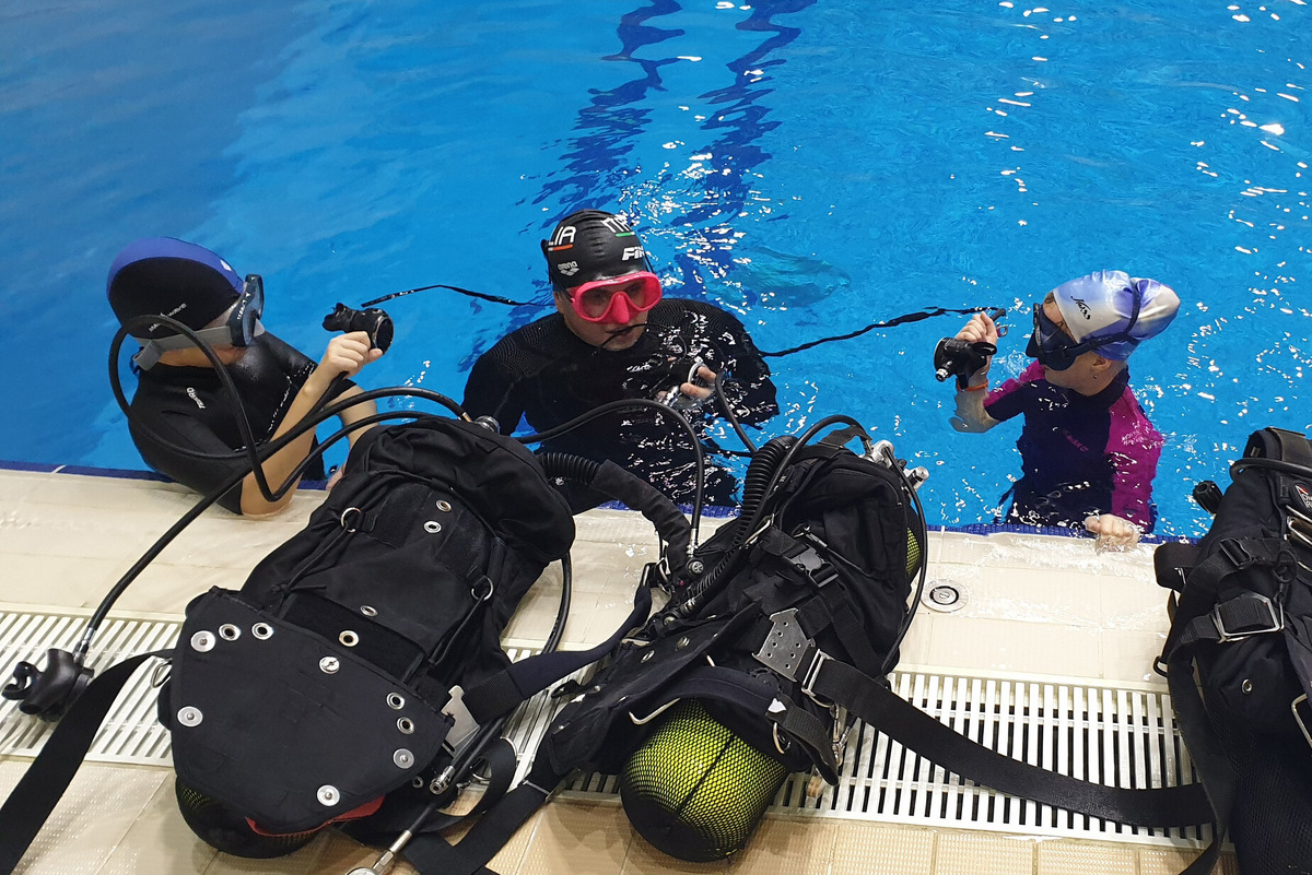 Главная задача детей и новичков на первых занятиях — правильно дышать, с этого начинаются любые занятия по дайвингу