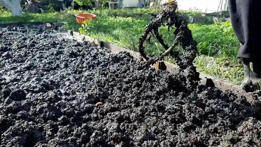 Попробуйте заменить лопату на вилы или плоскорез