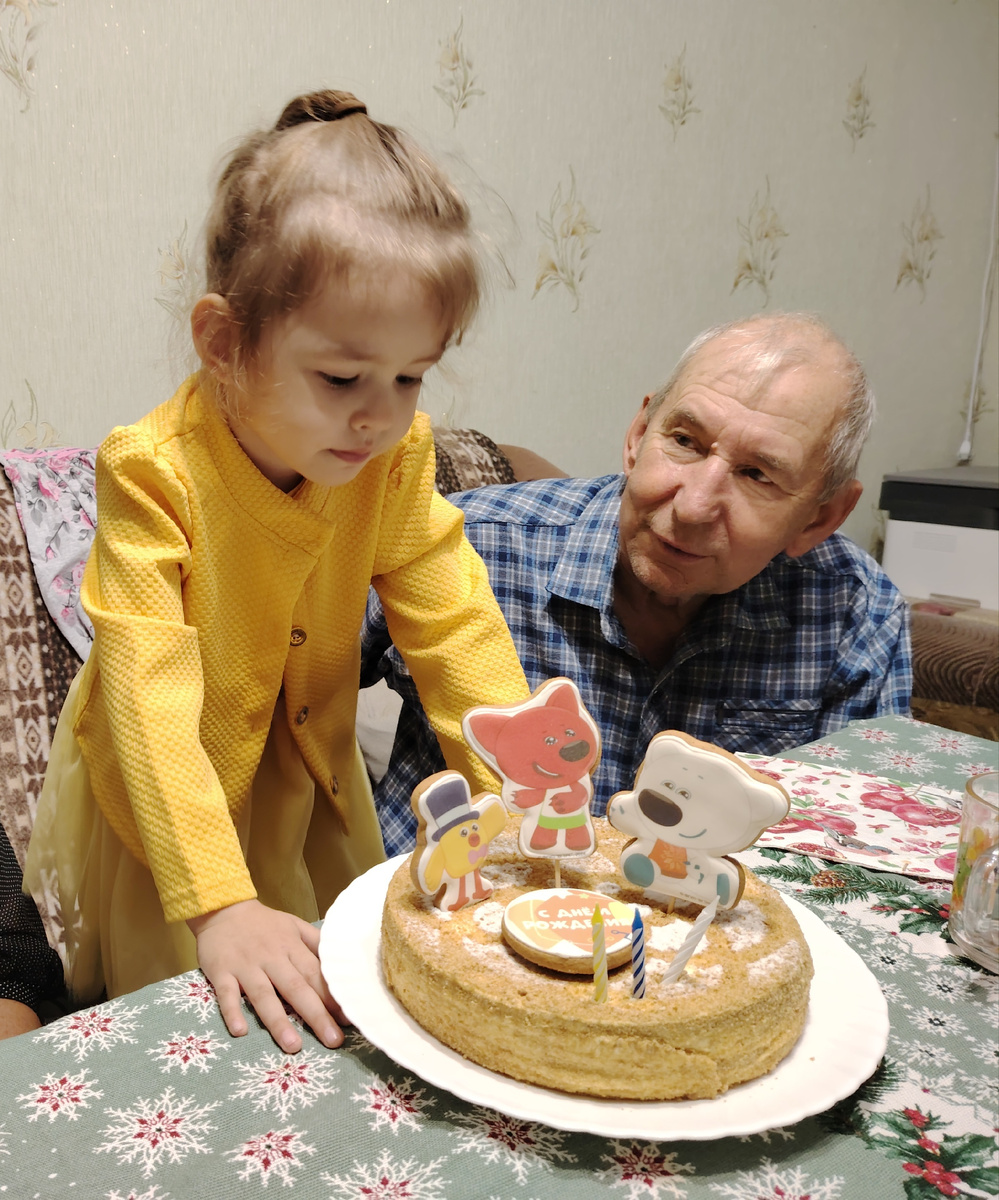 Думает, какое желание загадать 🤗