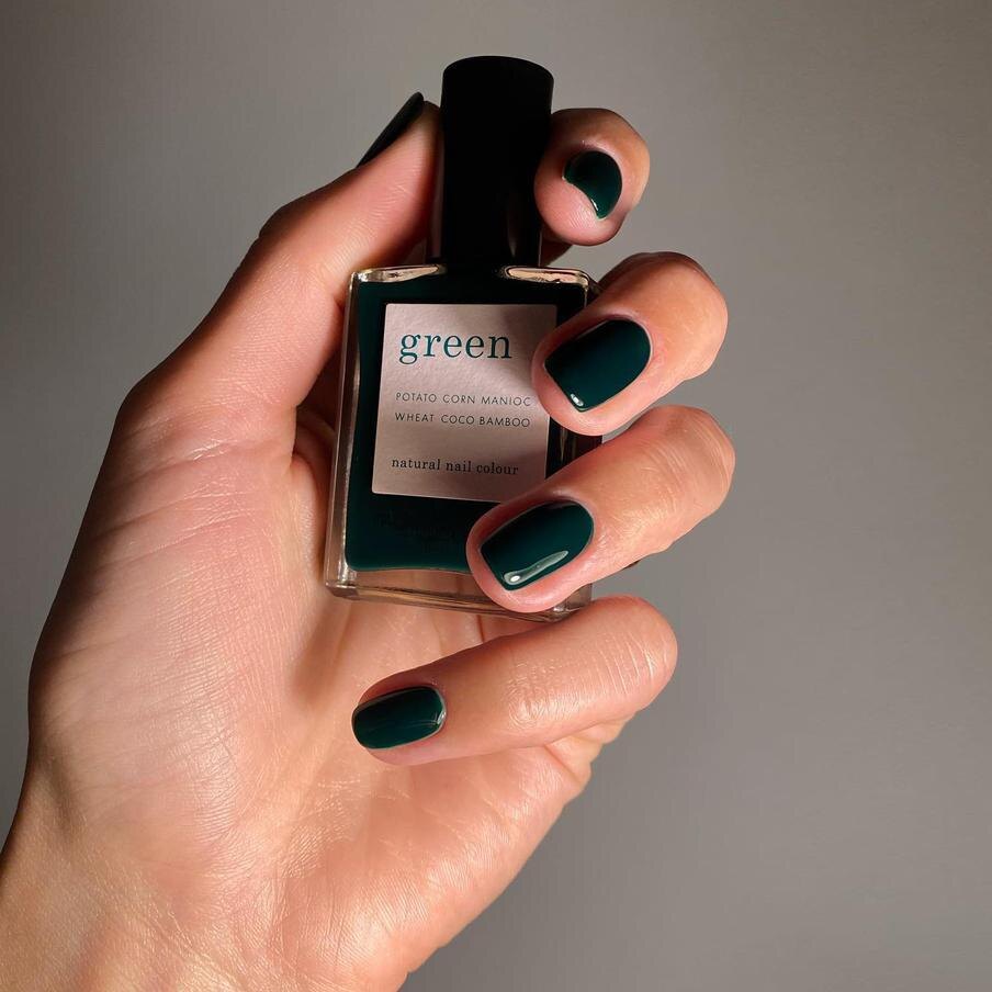 Тёмные оттенки – одни из самых универсальных в маникюре: они подходят и для офиса, и для вечера, и для минималистичного стиля. соцсети @matejanov