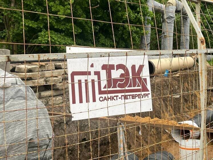     Во дворе заметили много пара, по улице разлилась вода. Фото: архив МК в Питере