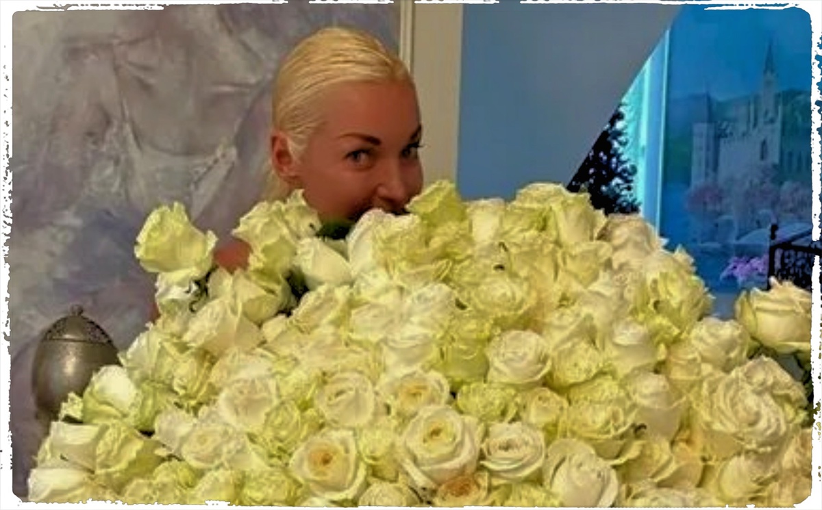 Те самые розы, которые через пять минут полетят под ноги треш-блогерам. Символ эпохи, ставший мусором.