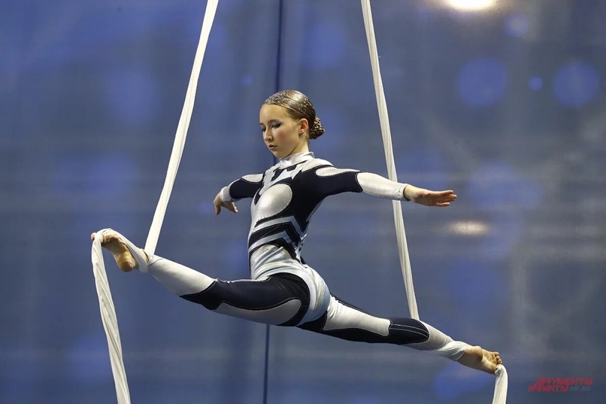    Молодые спортсменки на полотнах, кольцах и стропах исполняли элементы, от которых замирало сердце.