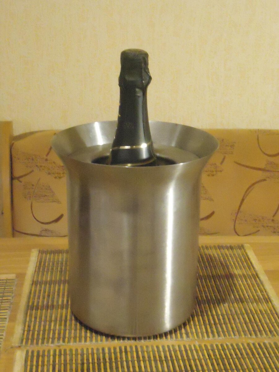 Ведерко со льдом, - самый древний и самый знаменитый аксессуар для шампанского