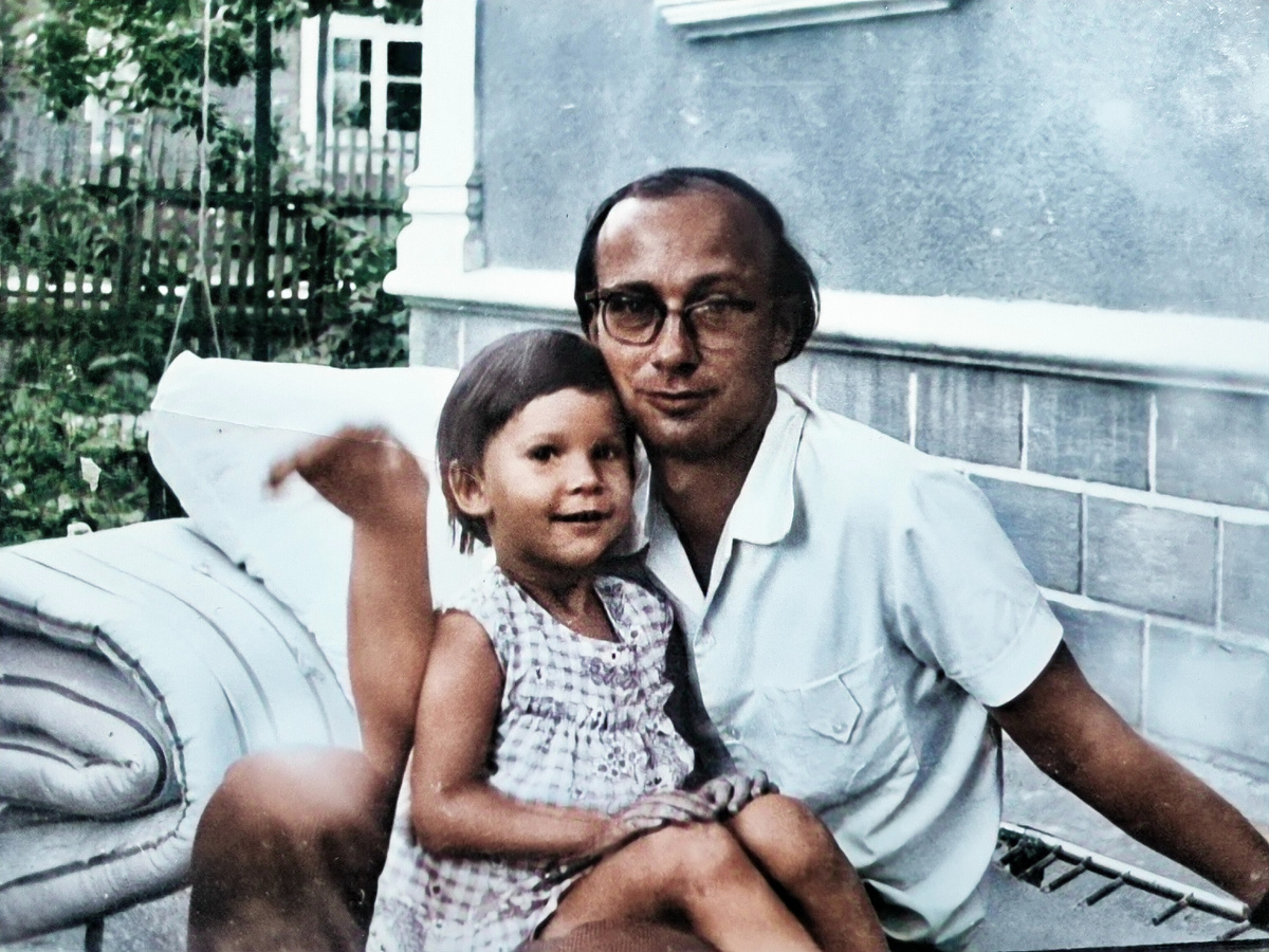 Мы с папой во дворе в Нальчике. Около этого самого дома. Фото: Зеленая леди, сад, семья и томатный сок 