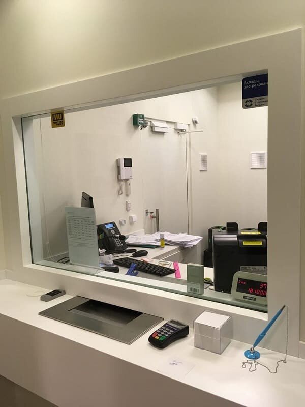 Источник фото https://apit-kovrov.ru/peredatochnye-ustroystva-i-uzly/kassovye-okna-s-lotkom