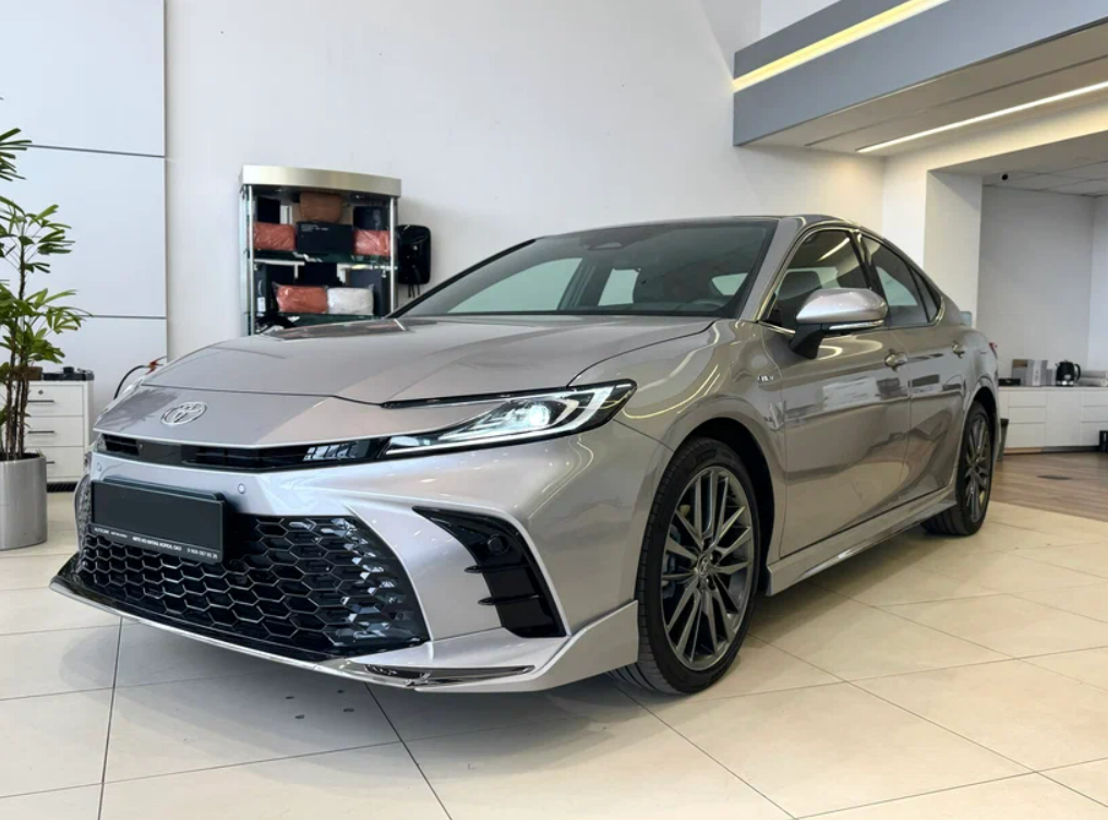 Россияне скупают новые Toyota Camry XV80 несмотря на космический ценник. Источник иллюстрации - auto.ru