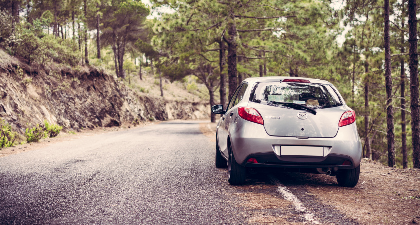    Сплошная линия на обочине: когда её можно пересекать, а когда нет. Ставим точку в частом споре