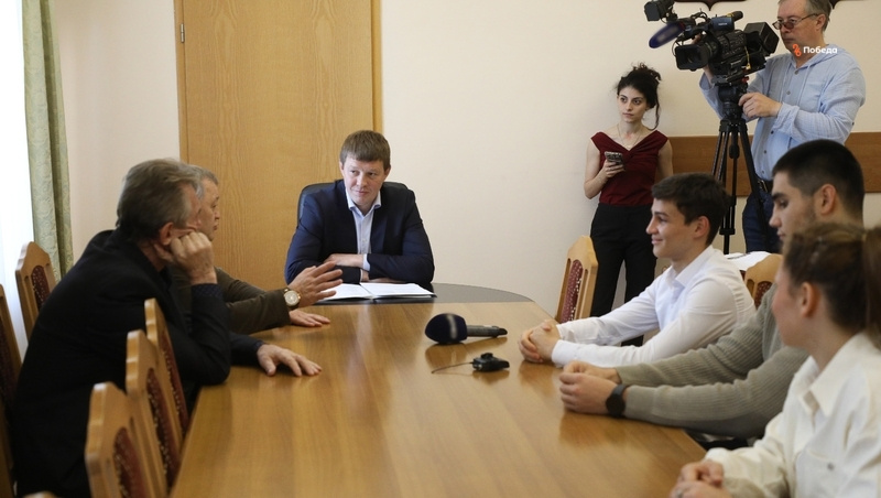    Иван Нифонтов встретился со спортсменами-победителями Фото: Дмитрий Ахмадуллин / / ИА «Победа26»