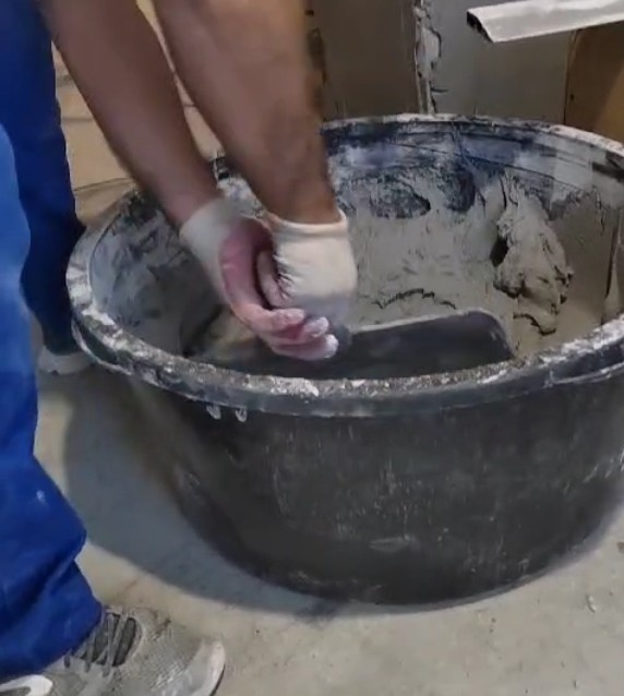 Можно использовать и более широкий шпатель, но им не так удобно соскребать остатки