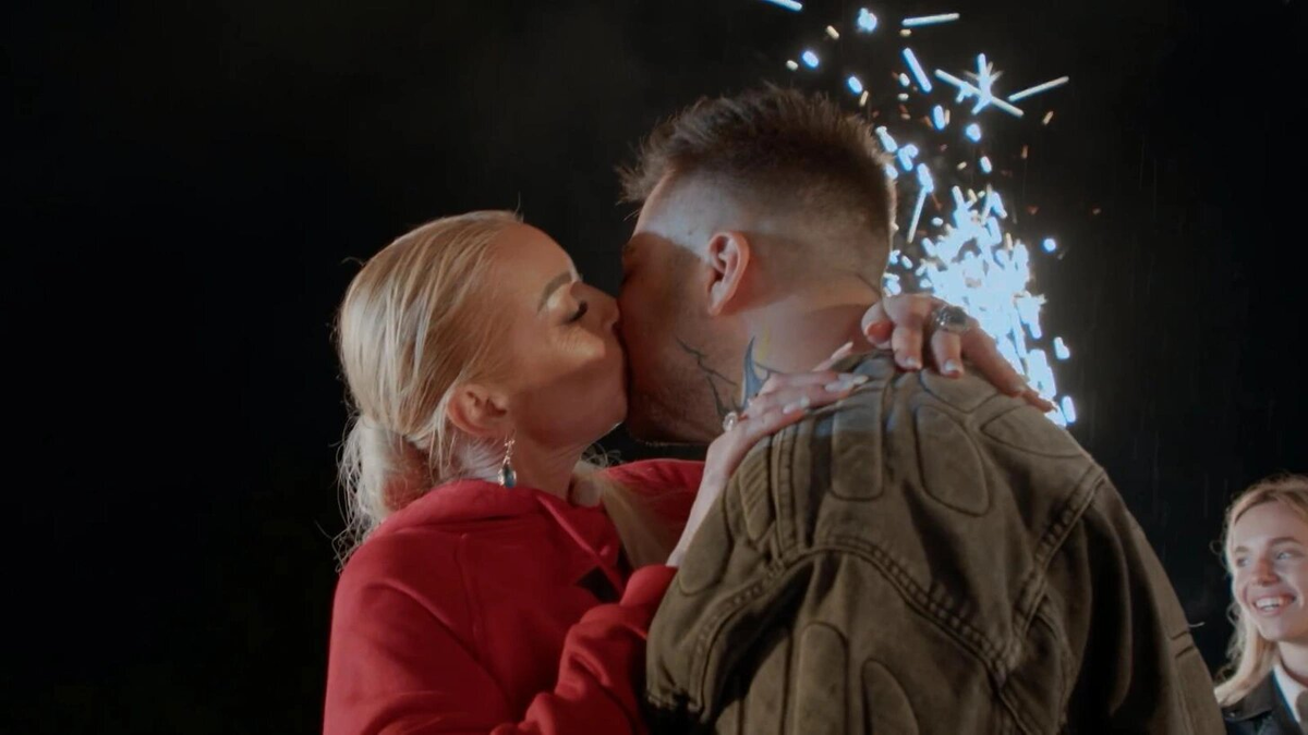 Анастасия Волочкова и Рома Желудь. Кадр из шоу "Звезды под капельницей" / телеканал "Пятница!"