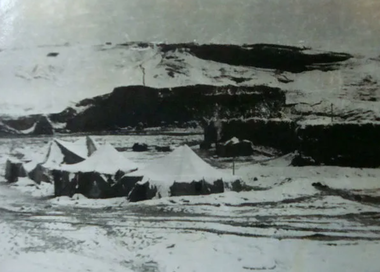 Строения советских пограничников у развалин стариной афганской крепости