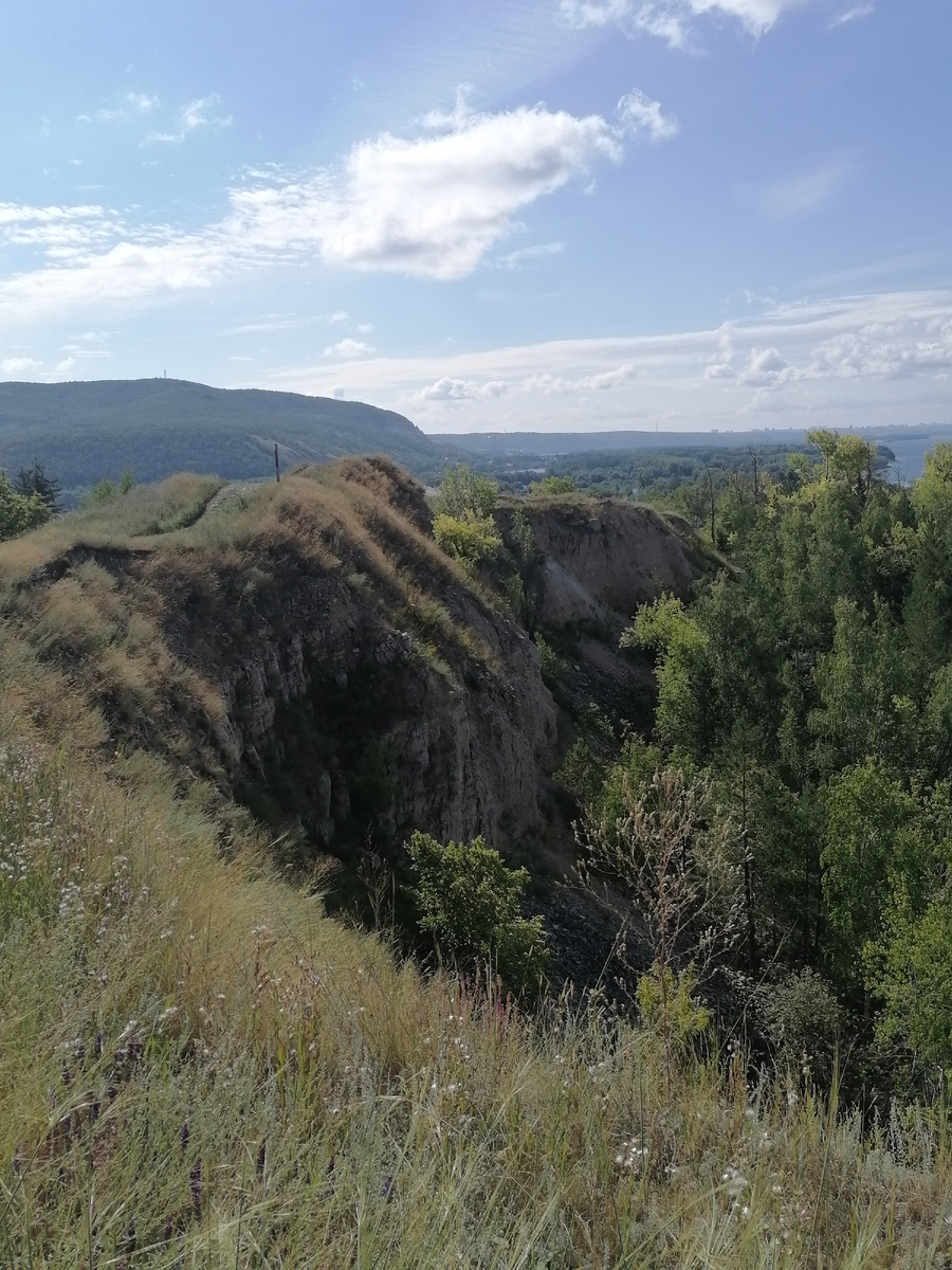 Вот и все, что осталось от некогда величственной горы. По сути небольшой поясок окаймляющий жерло гигантской выборки.