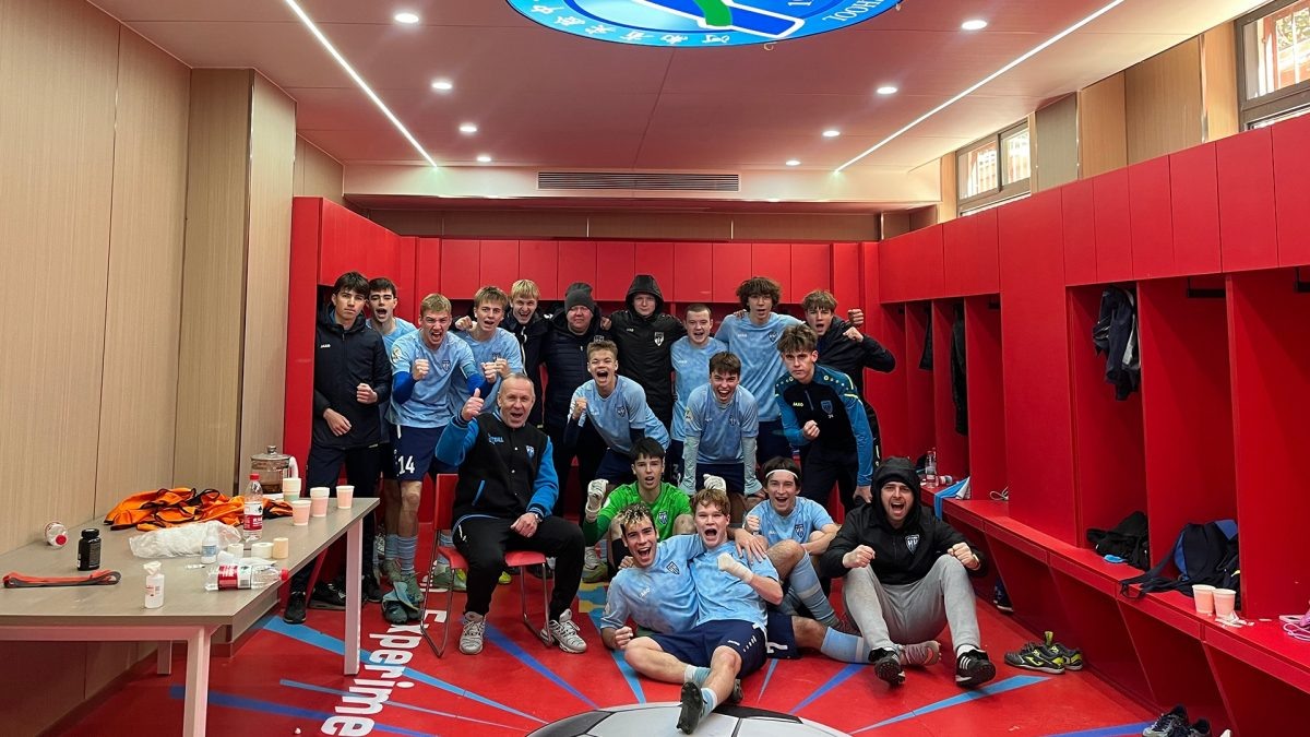    Геннадий Масляев ликует вместе со своими подопечными.