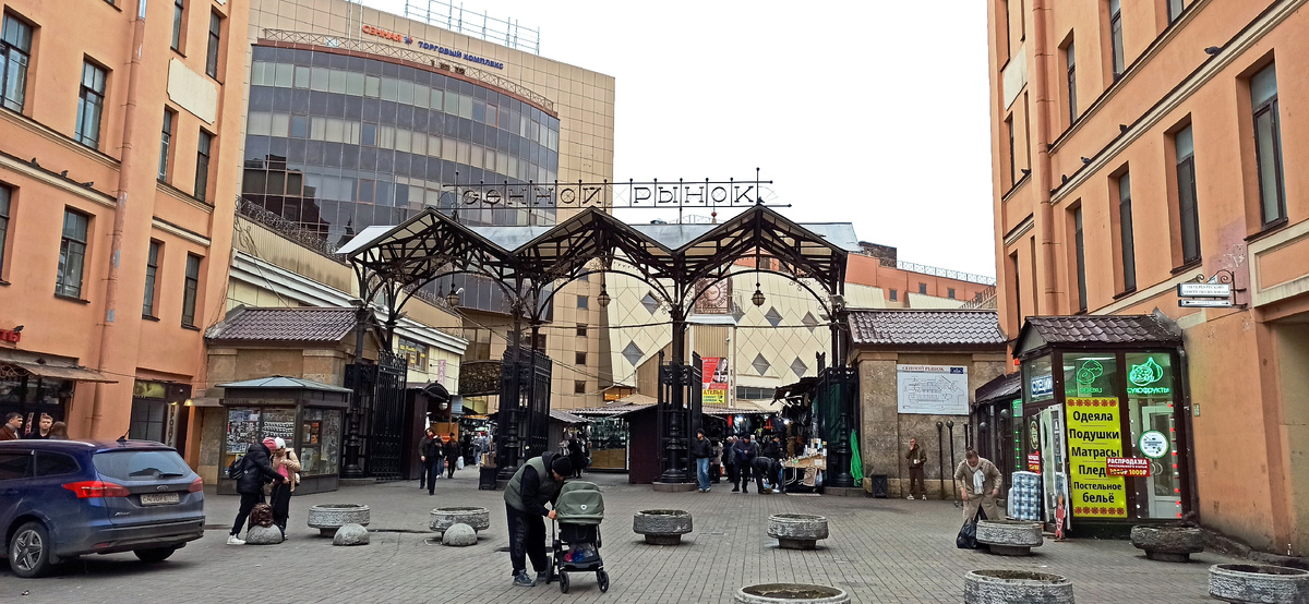 Современный вход на Сенной рынок