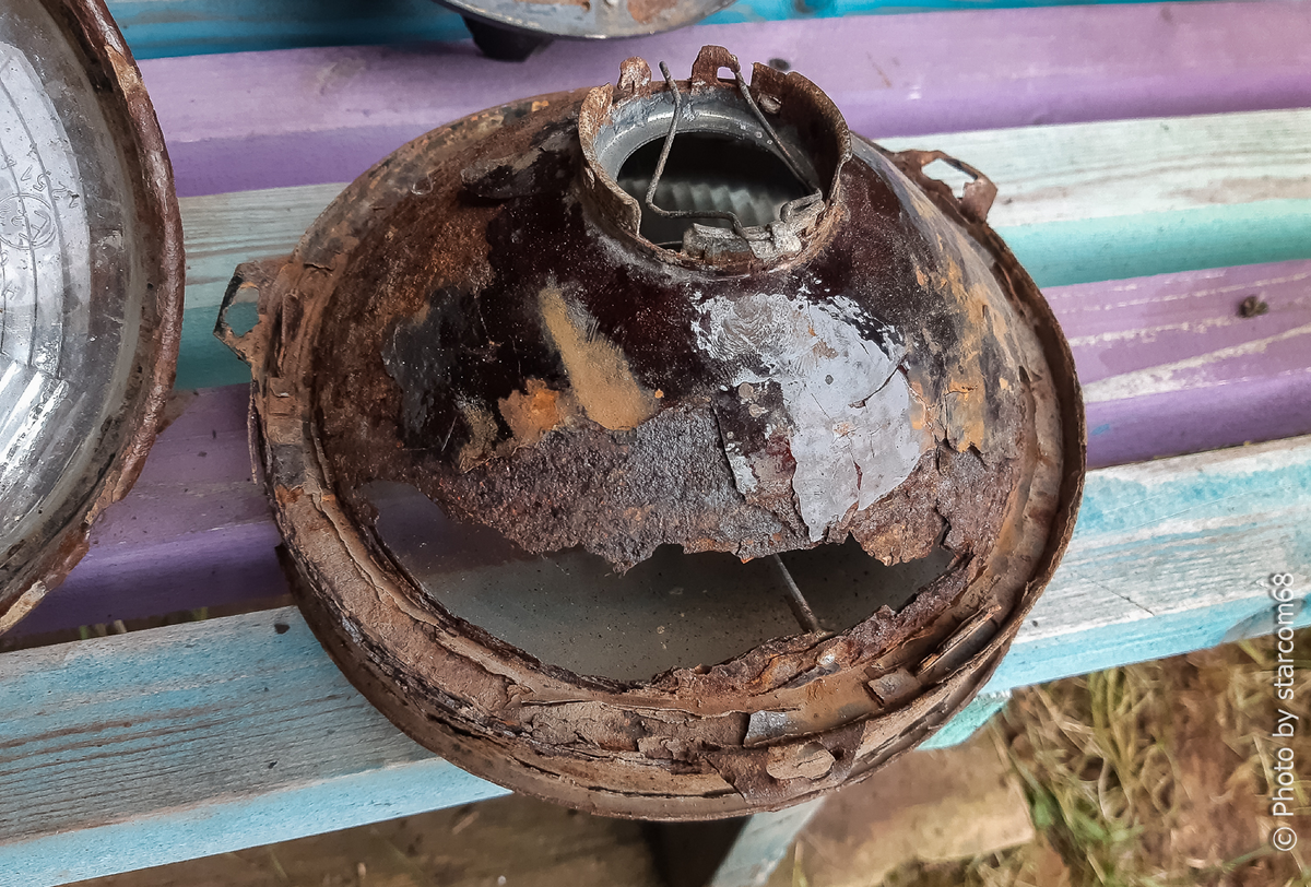 Левая оригинальная фара после 11 лет службы