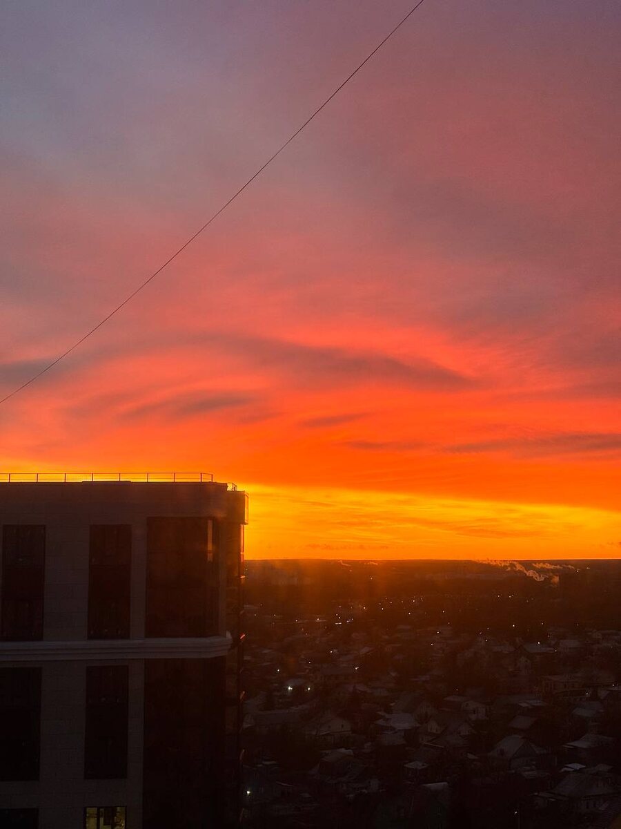 Таким был рассвет в Ярославле 16 ноября) Фото средней дочери.