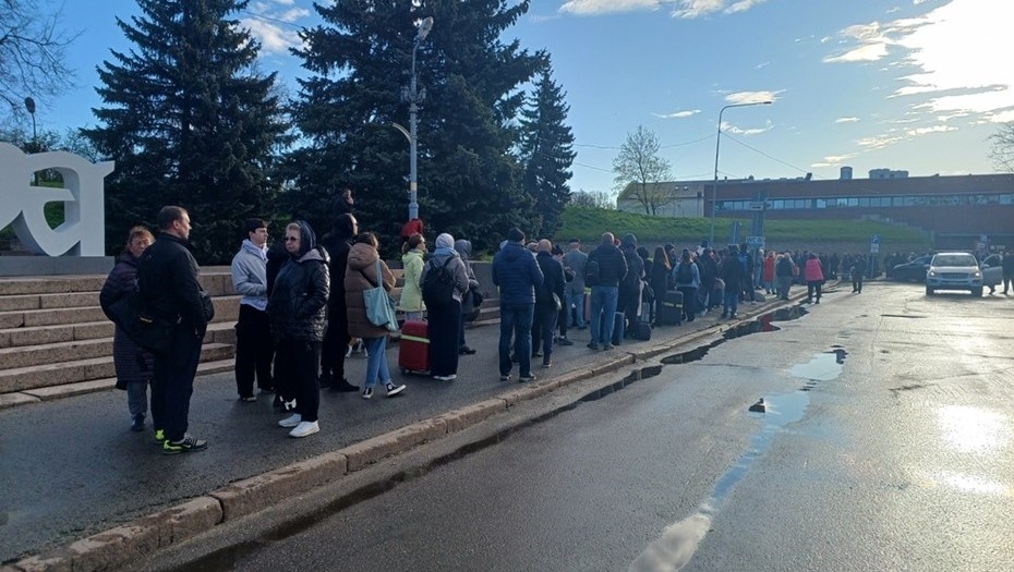 Автор фото: Studio MDF / Shutterstock / FOTODOM. Очередь к погранпереходу на границе Эстонии и России. Нарва, Эстония.